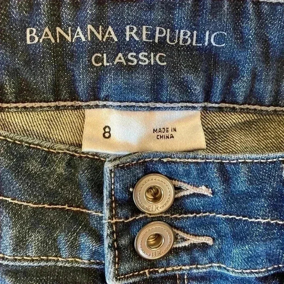 ~Banana Republic~ Classic denim shorts with stylish details - Picture 3 of 4